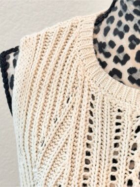 Sleeveless Cream Cable Chunky Knit Sweater NWT
Halogen-Nordstrom